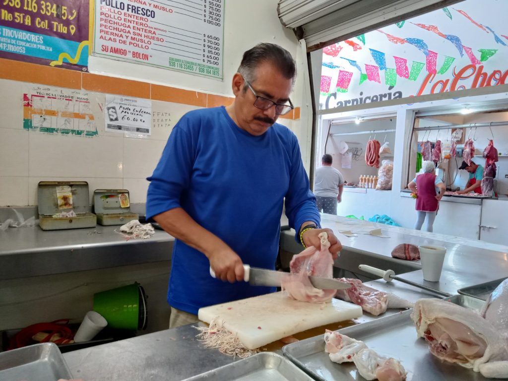 Comercio informal con venta de pollos afecta a los expendedores del mercado AFA de Ciudad del Carmen