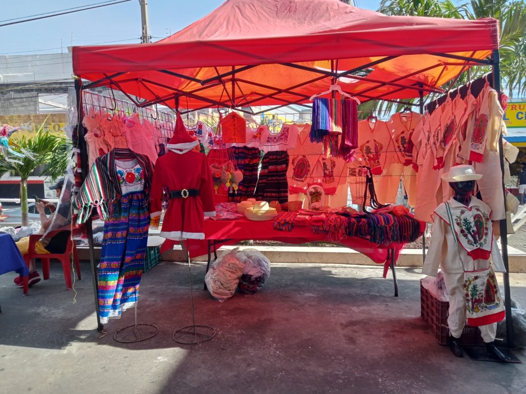 Bajas ventas de trajes de inditos para niñas y niños en Ciudad del Carmen