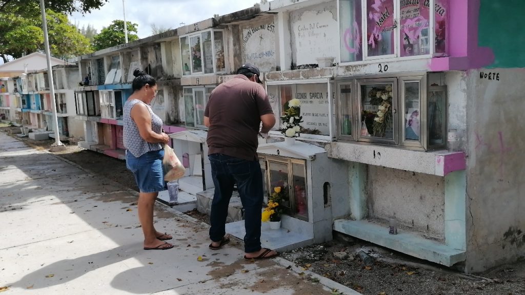 Familias carmelitas visitan la tumba de sus seres queridos