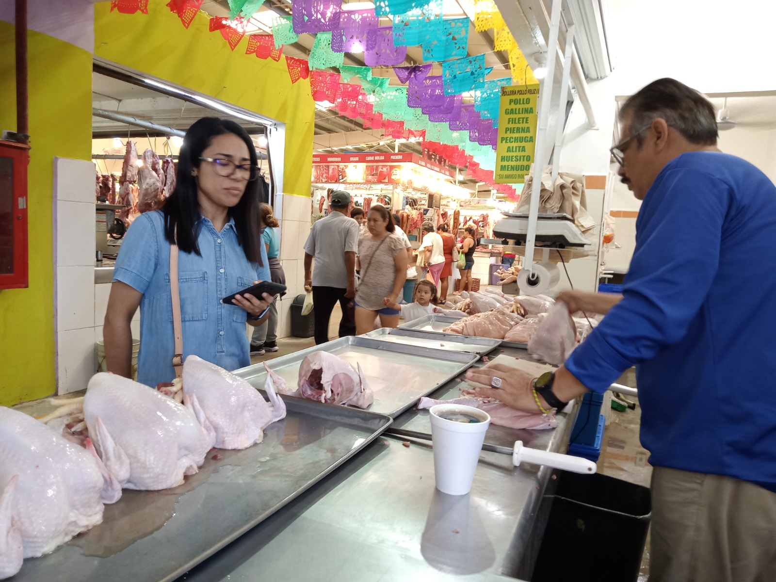 Comercio informal con venta de pollos afecta a los expendedores del mercado AFA de Ciudad del Carmen