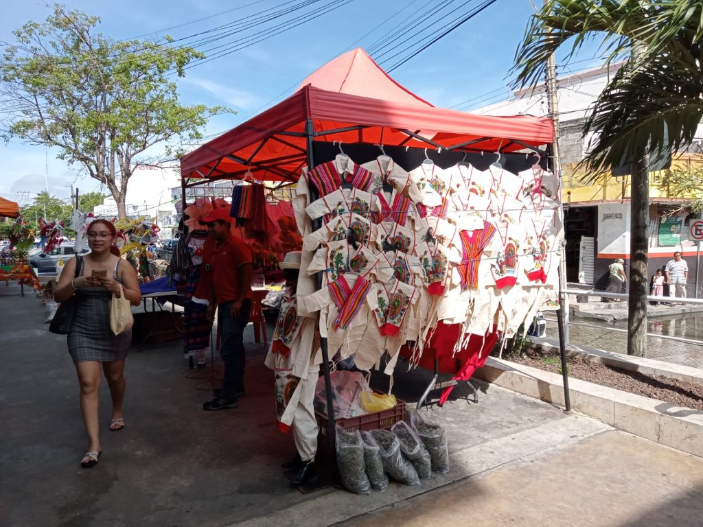 Bajas ventas de trajes de inditos para niñas y niños en Ciudad del Carmen