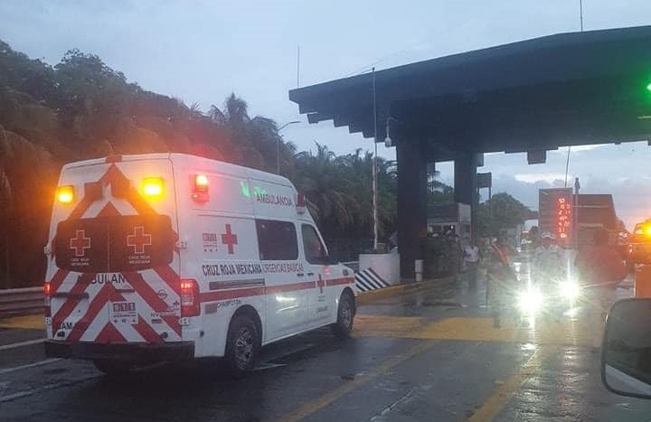 Tráiler derriba caseta del Puente Zacatal