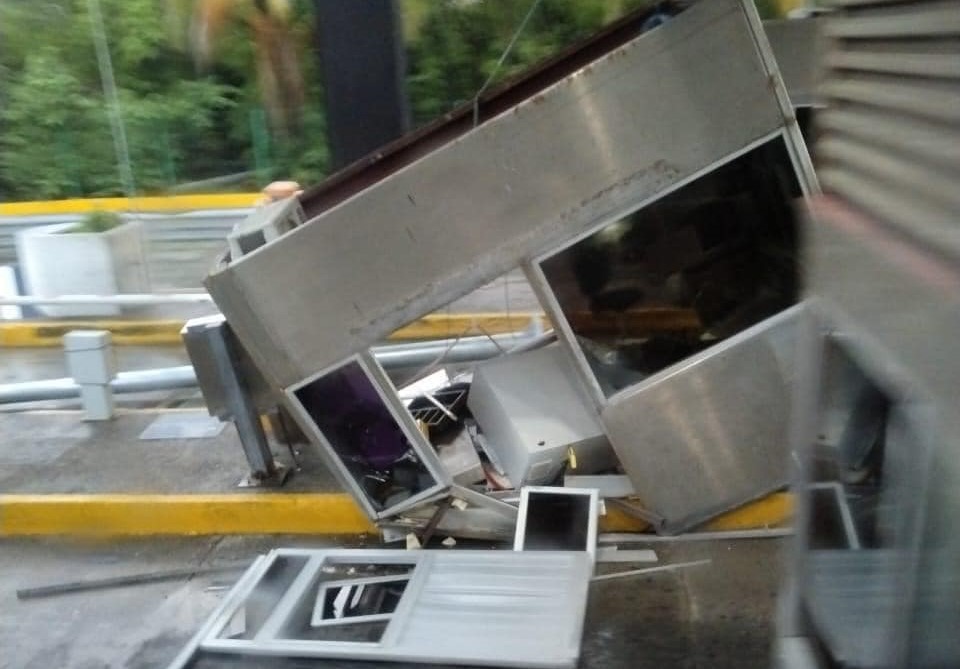 Tráiler derriba caseta del Puente Zacatal