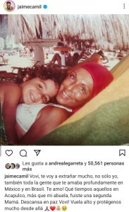 Esta fue la foto que subió Jaime Camil en donde está con sum abuela cuando era niño.