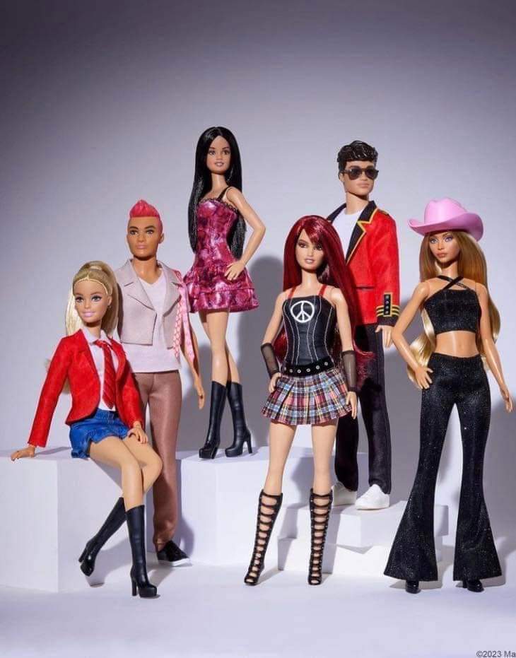 cada muñeco de RBD tiene un costo de 549 pesos, mientras que el set completo de los cinco personajes se encuentra a 2,499 pesos