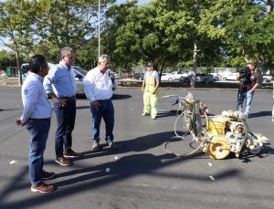 El alcalde interino de Mérida Ruz Castro supervisó los trabajos de pavimentación de la calle 70 (Av. Maquiladora) por 68 y Periférico de la colonia Dzityá polígono Chuburná, la cual se informó que presenta un avance del 95%.