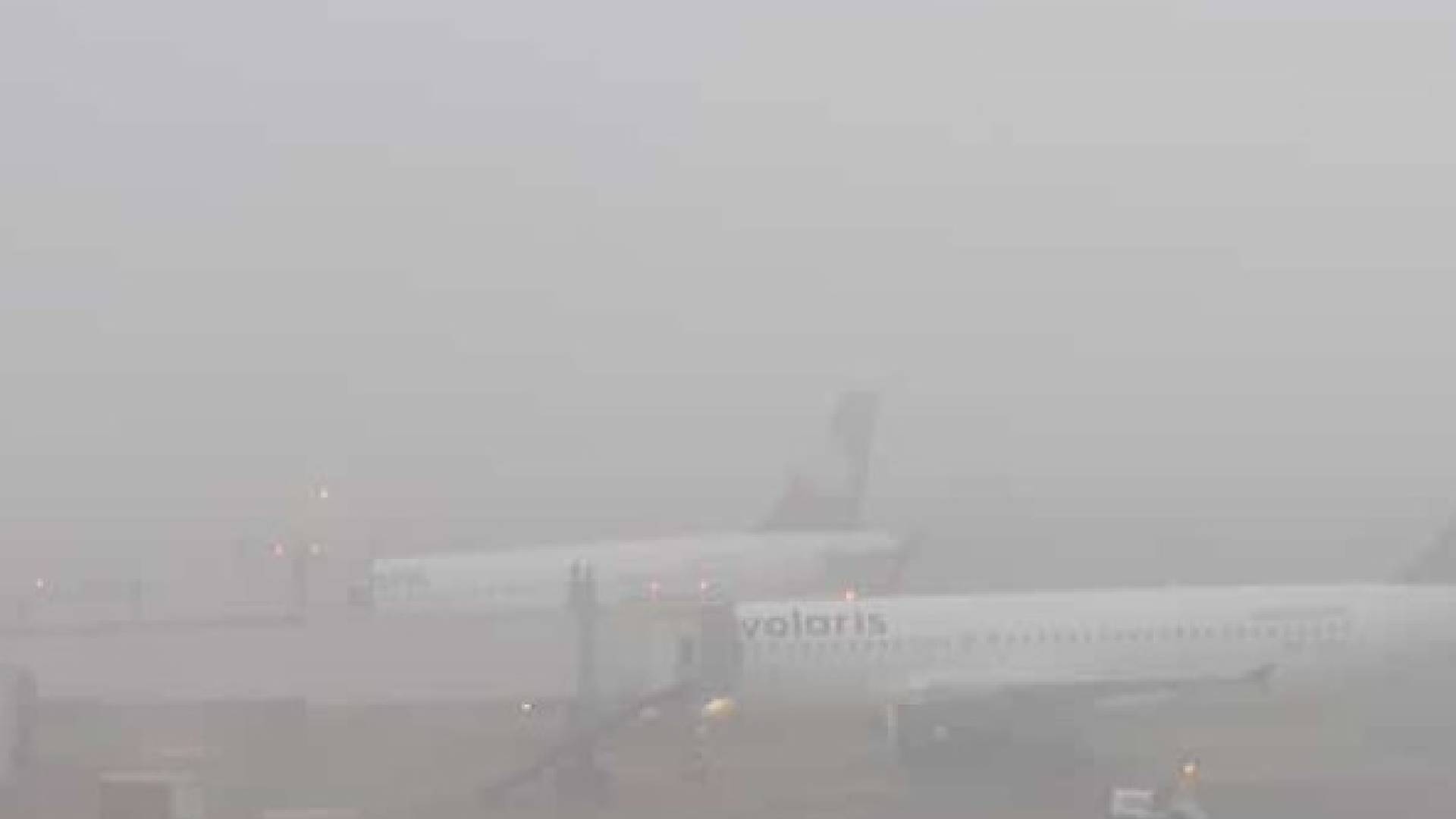 Aeropuertos de CDMX suspenden operaciones por banco de niebla
