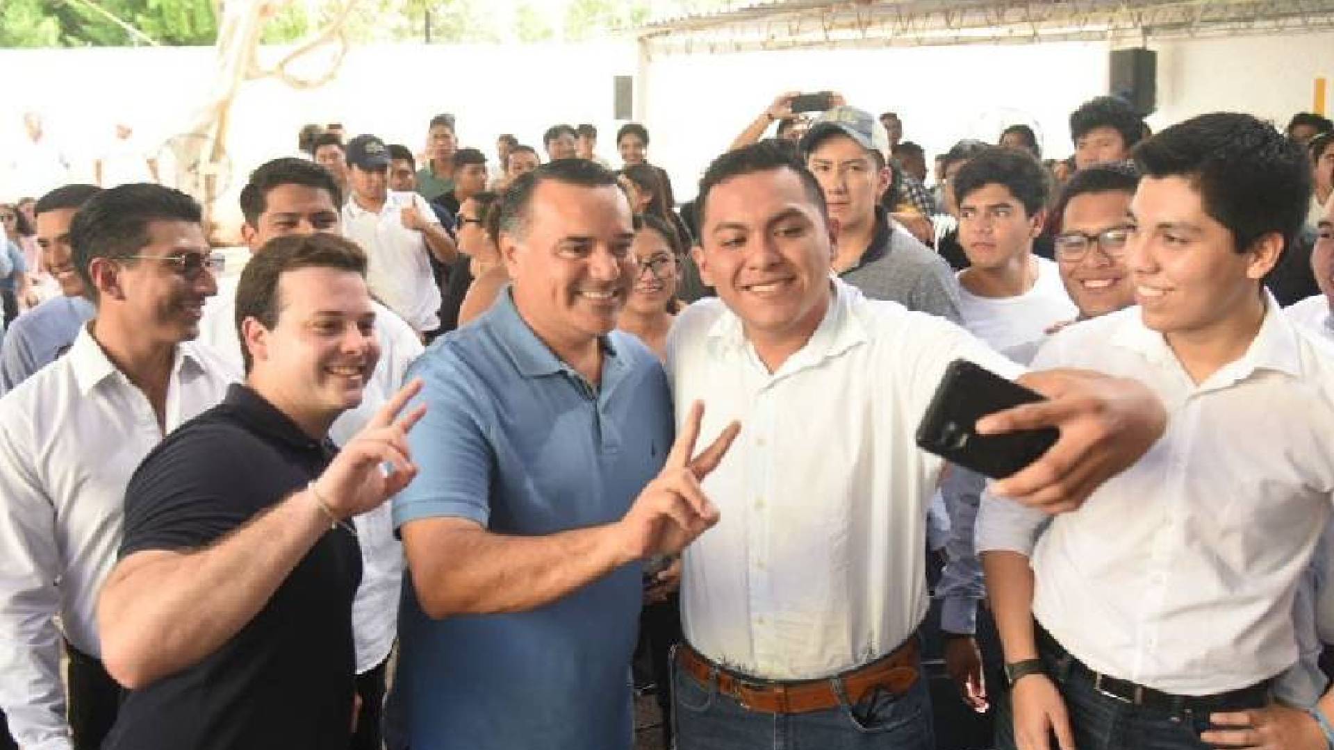 Renán Barrera y juventud de Yucatán hacen equipo.