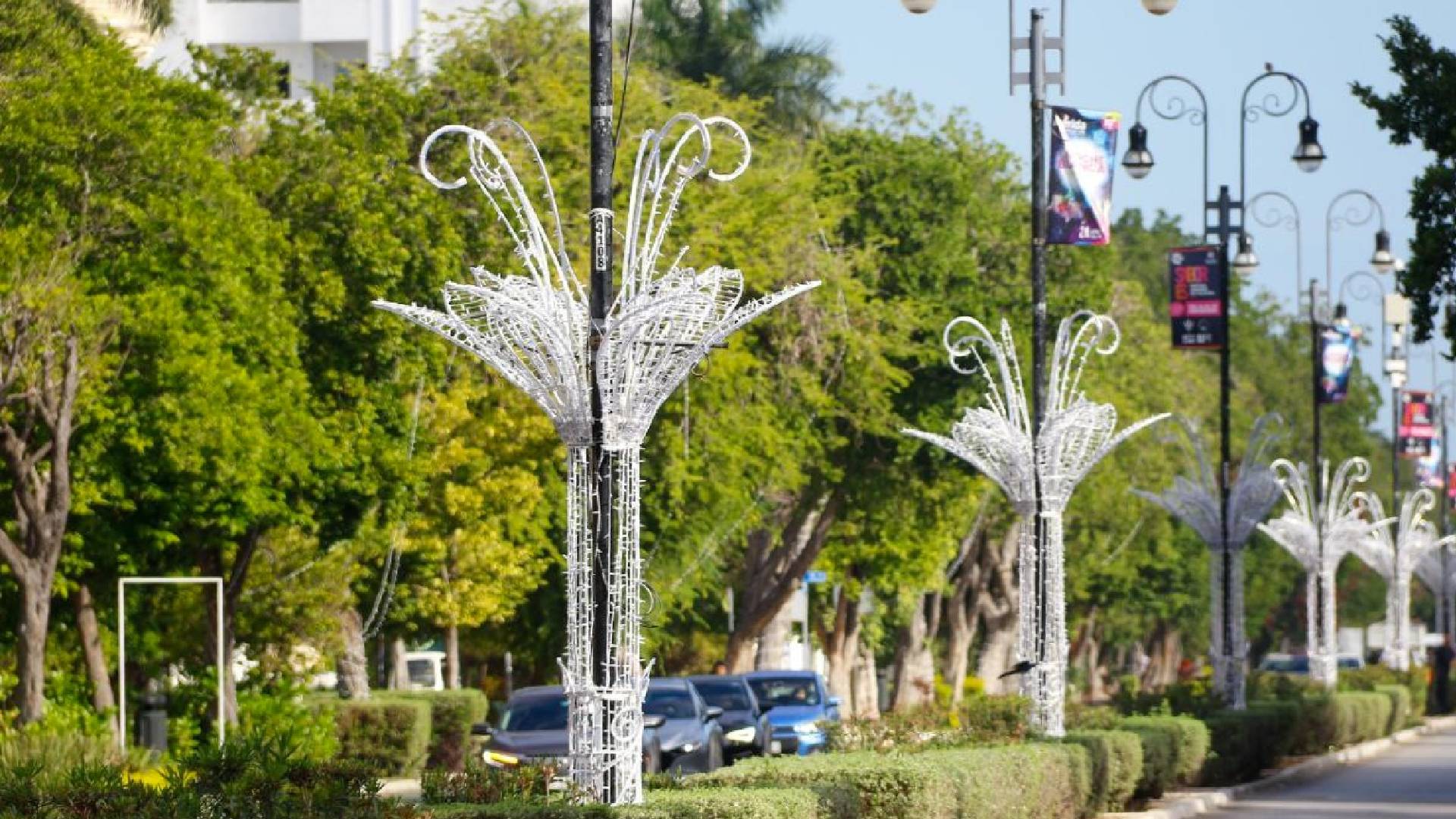 Con motivo de las fiestas decembrinas el Ayuntamiento inicia el decorado de parques y avenidas