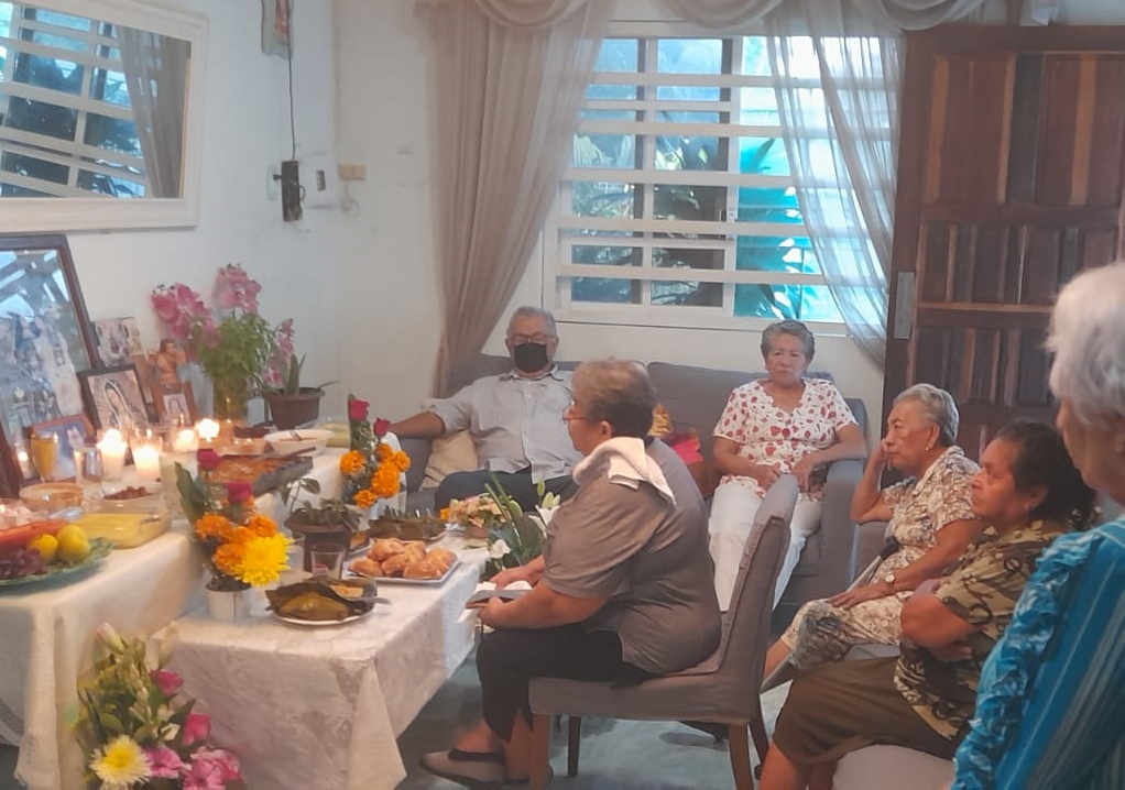 Diversas familias reciben a las ánimas de Todos los Santos a sus hogares: En Ciudad del Carmen