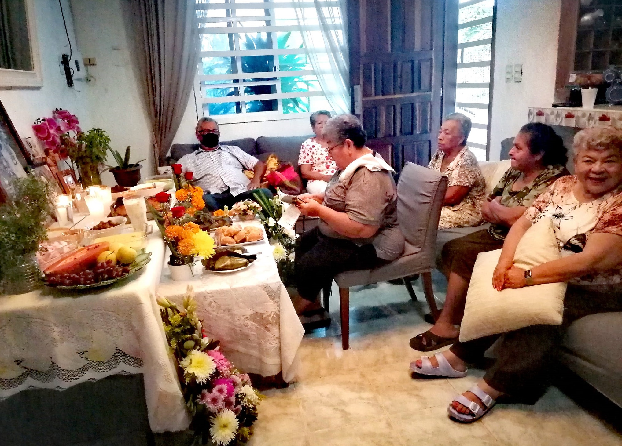 Diversas familias reciben a las ánimas de Todos los Santos a sus hogares: En Ciudad del Carmen