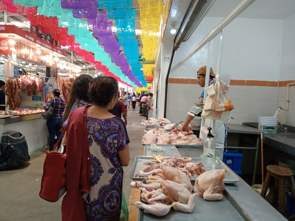 Reportan ventas normales de carne de cerdo y pollo en el mercado principal de Ciudad del Carmen
