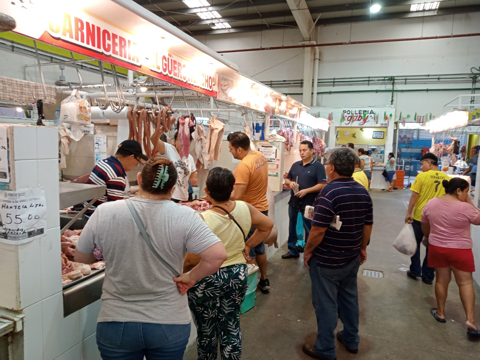 Reportan ventas normales de carne de cerdo y pollo en el mercado principal de Ciudad del Carmen