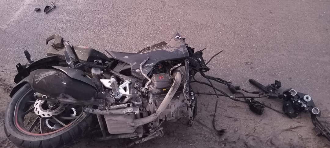Motociclista muere al chocar contra ADO, en la carretera Federal Escárcega-Xpujil