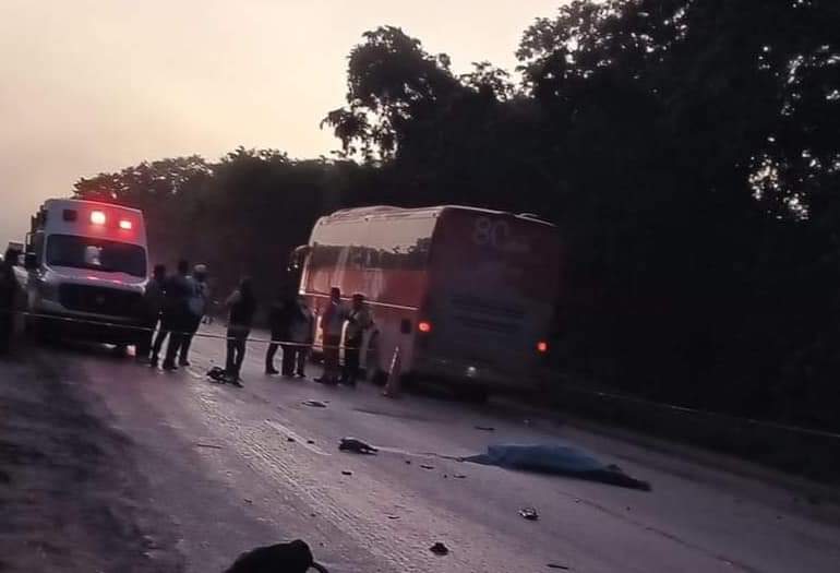 Un autobús de pasajeros de la línea ADO se vio involucrado en un accidente que resultó fatal para un motociclista 