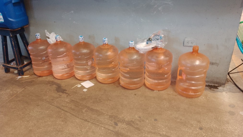 Ciudadanos denuncian que algunos garrafones de agua vienen con mal olor: En Ciudad del Carmen