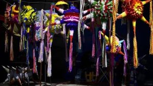 Las posadas a partir del día 16 de diciembre son también 9 celebraciones que incluyen mucha comida, bebida, piñatas y el ponche