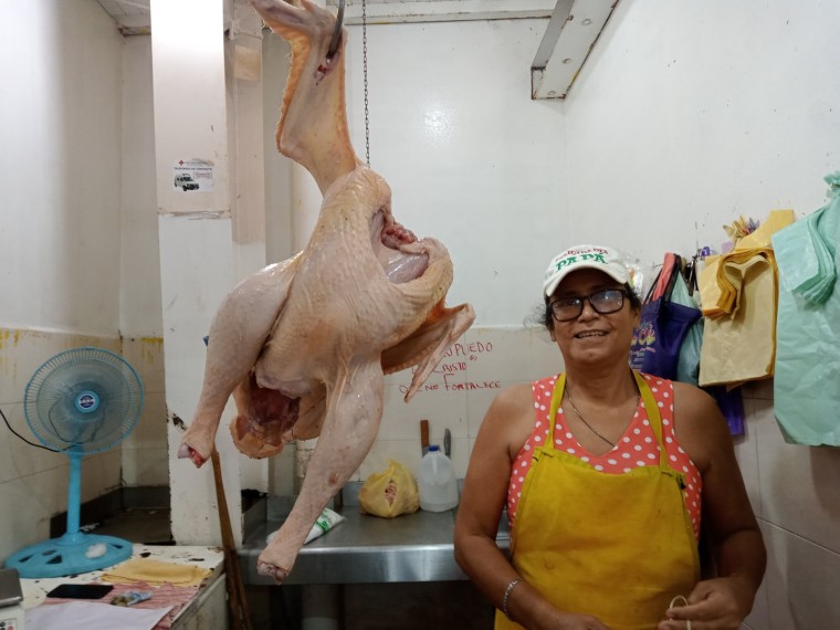 Venta de pavos criollos en el mercado principal de Ciudad del Carmen