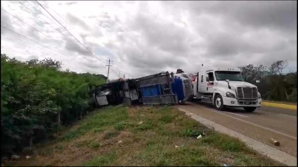 Vuelca trailer en la Campeche-Mérida