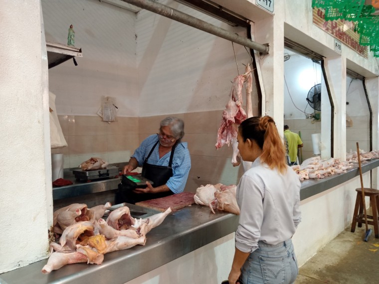 Venta de pavos criollos en el mercado principal de Ciudad del Carmen