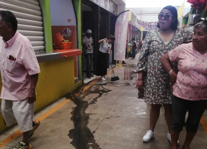 Se desborda alcantarilla de aguas negras del mercado principal de Ciudad del Carmen