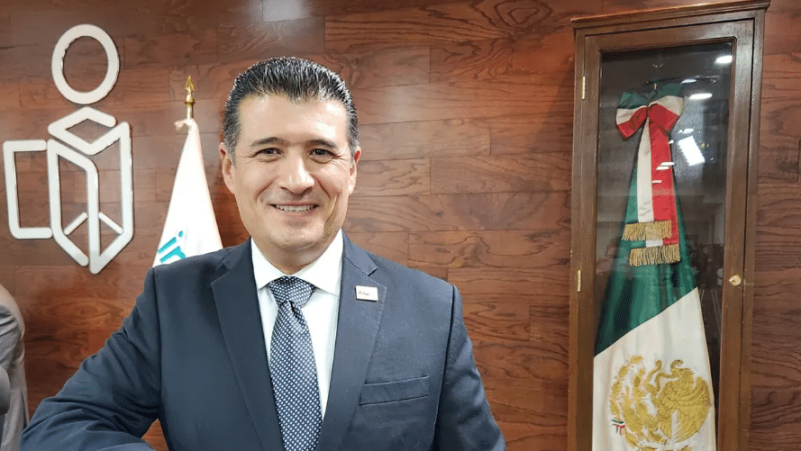 Adrián Alcalá Méndez es nombrado presidente del INAI