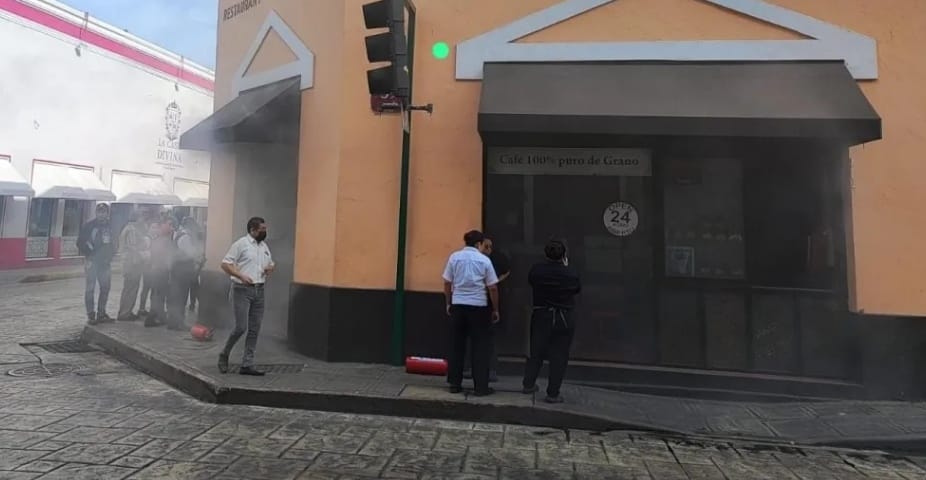 Cerca de las 9 de la mañana, una densa nube de humo gris se elevaba desde el interior de Café la Habana