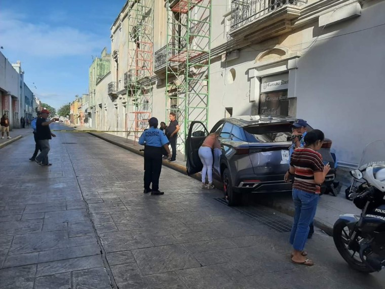 Camioneta Chirey con placas YWD-833-F se subió a la acera y atropellara a tres personas