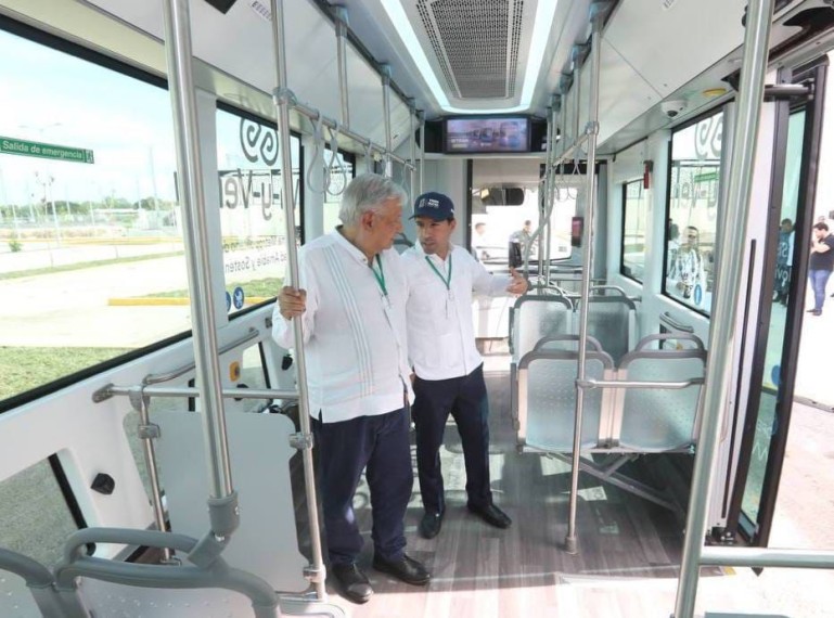 Vila Dosal y López Obrador abordaron una unidad del Ie-tram donde constataron la alta tecnología que se utiliza a través de estas unidades amables con el medio ambiente e incluyentes