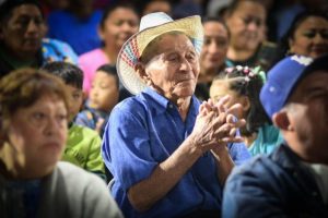 En su visita a Cenotillo Renán Barrera dejó en claro que Yucatán necesita de todos sus habitantes y hay que defender el estado. 