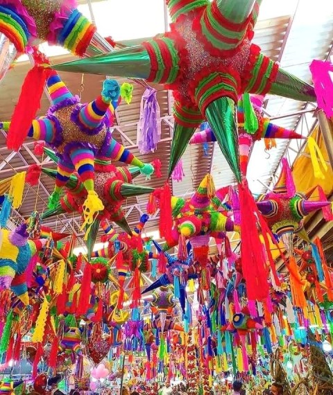 La tradición de las piñatas se amalgamó perfectamente con la temática de las posadas, convirtiéndose en una adición festiva a las celebraciones decembrinas