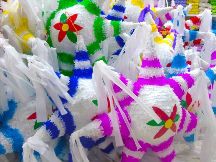 En la actualidad, las piñatas han evolucionado en diversas formas, colores y representaciones, extendiéndose más allá de las posadas 