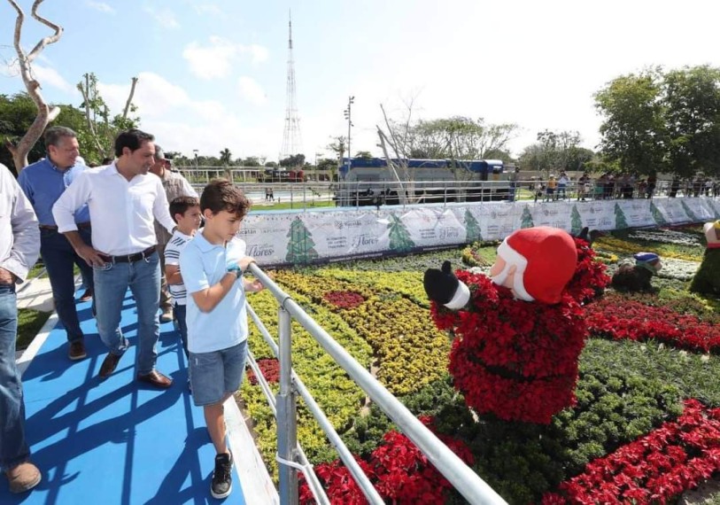 Junto con familias yucatecas, el Gobernador Mauricio Vila Dosal inauguró el Paseo Navideño de las Flores