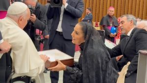La gobernadora obsequió a Su Santidad un mantel bordado a mano por mujeres de la Zona Maya de Tulum
