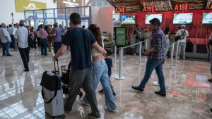 Después de aterrizar deberás utilizar los servicios de taxis del Aeropuerto o solicitar a algún familiar o amigo que te recoja