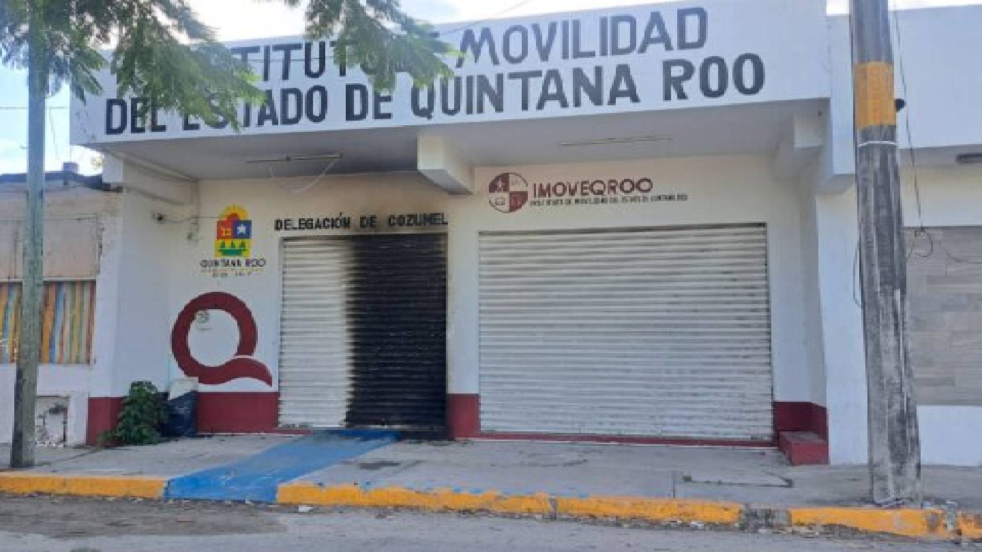 Dependencia del Gobierno de Quintana Roo es atacada: Queman con bombas molotov entrada de oficinas de Imoveqroo en Cozumel.