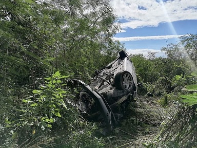 Queda destrozado un automóvil sobre la vía federal Mérida-Tizimín