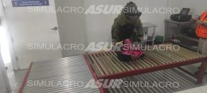 Durante el simulacro personal de revisión de equipaje documentado, alerta por la detección de un posible explosivo en una maleta.