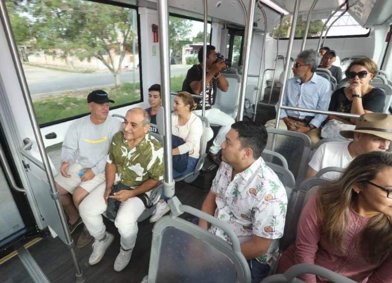 Sara Montes Ferrán fue la primera persona en adquirir un boleto del Ie-tram en la estación de Teya luego de descender del Tren Maya para transportarse hacia Paseo 60 en Mérida