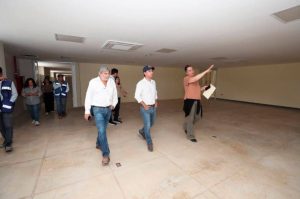 Mauricio Vila Dosal supervisó los avances en la obra de la Universidad de Artes de Yucatán y están avanzando conforme a lo planeado.