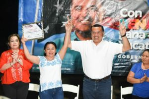 El precandidato a la gobernatura de Yucatán, realizó la entrega del nombramiento como coordinadora del equipo Yucatán en Quintana Roo a María Minelia de Jesús Uicab.