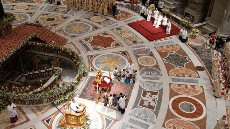 El Papa Francisco celebra la Misa de Gallo con el “corazón” de Belén