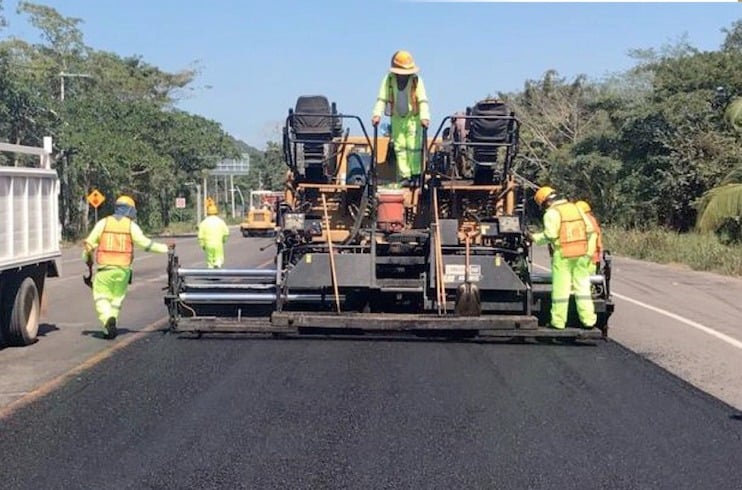 La Secretaría de Infraestructura, Comunicaciones y Transportes (SICT) dejó para el próximo 12 de enero la decisión para adjudicar seis licitaciones para la conservación rutinaria de carreteras en Quintana Roo por un monto máximo a ejercer de 78 millones 193 mil 865.92 pesos, donde empresas foráneas y favoritas de Guido Mendiburu Solís, actual director de la dependencia federal en la entidad, se perfilan para ganar los servicios. De acuerdo con el portal de transparencia de compras gubernamentales, en las seis licitaciones predominan las empresas foráneas y solo las empresa IRS Genam SA de CV, con domicilio en Cancún, y Grupo Cudu SA de CV, de Chetumal, son las únicas empresas locales que ofertaron por alguno de los servicios de conservación de carreteras a cargo de la SICT, que se definirán el próximo viernes 12 de enero. LAS LICITACIONES La primera es la LO-09-643-009000950-N-1-2023 que contempla la conservación rutinaria de tramos en 161.80 kilómetros de la rutas 186 Escárcega-Chetumal, y 307 carretera Chetumal-Puerto Juárez, donde participan cinco propuestas económicas: Constructora y Arrendadora Frelke de México SA de CV (de Chilpancingo, Guerrero) presentó la oferta más baja con un monto de $11,844,944.44 pesos; le sigue Construcciones y Conservaciones Calakmul SA de CV (Campeche, Campeche), con $12,124,983.75; Constructora Balbek SA de CV (Toluca, EDOMEX), con $12,271,994.03; Farenheit Construcción y Supervisión SA de CV (Guadalajara, Jalisco), con $12,767,139.34; y Obras Civiles, Inversión y Desarrollo SA de CV (Durango, Durango), con $13,086,011.19 pesos. Para la licitación LO-09-643-009000950-N-2-2024 para la conservación rutinaria de tramos en 150.80 km, de la ruta 307, carretera Chetumal– Puerto Juárez se presentaron las siguientes ofertas: Ingeniería Integral DOCA SA de CV (Tuxtla Gutiérrez, Chiapas), con $11,269,825.63 pesos; Construcciones y Conservaciones Calakmul SA de CV (Campeche, Campeche) $11,945,696.17; Amner del Jesús Ávila Soto y Águila Constructora del Sureste SA de CV (Mérida, Yucatán), $12,001,843.12; Obras Civiles, Inversión y Desarrollo SA de CV (Durango, Durango), $12,187,833.87; y Construcciones Terramar MZO SA de CV (Colima, Colima), con $12,950,782.79 pesos. En la licitación LO-09-643-009000950-N-3-2024 para la conservación rutinaria de tramos en 150.13 km, de las rutas 184 carretera Mérida- Felipe Carrillo Puerto y 293 carretera Lázaro Cárdenas-Polyuc, se presentaron seis ofertas: Génesis Constructora y Comercializadora SA de CV y Comercializadora MEXGRO SA de CV (de Acapulco y Chilpancingo, Guerrero, respectivamente), con $10,394,604.77 pesos; IRS Genam S de RL de CV (Cancún, Q. Roo), $10,852,237.48; LCD-Once SA de CV (Toluca, EDOMEX), $11,166,946.74; Servicios Especializados para la Construcción CASBEC de Chiapas SA de CV (Tuxtla Gutiérrez, Chiapas), $11,218,463.91; Construcciones y Conservaciones Calakmul SA de CV (Campeche, Campeche) $11,517,584.25; y Obras Civiles, Inversión y Desarrollo SA de CV (Durango, Durango), con $12,299,240.61 pesos. Le sigue la licitación LO-09-643-009000950-N-4-2024 para conservación rutinaria de tramos en 158.55 km de las rutas 295 Valladolid-Felipe Carrillo Puerto y 307 Chetumal-Puerto Juárez donde se recibieron ocho ofertas: Promotora de Vías Terrestres SA de CV (Tapachula, Chiapas), con $11,495,646.33 pesos; Construcción y Coordinación de Proyectos SA de CV (Puebla, Puebla) y DOGSA Ingeniería SA de CV (Los Cabos, BCS), $11,530,479.32; IRS Genam SA de CV (Cancún, Q. Roo), $11,848,385.06 pesos; Construcciones y Conservaciones Calakmul SA de CV (Campeche, Campeche), $12,436,991.42; Farenheit Construcción y Supervisión SA de CV (Guadalajara, Jalisco), $12,766,777.13; RF&AS Construcciones, Señalamientos y Obras S de RL de CV (Mérida, Yucatán) y Emulsiones Asfálticas La Bahía SA de CV (Campeche, Campeche), $12,776,470.70; Obras Civiles, Inversión y Desarrollo SA de CV (Durango, Durango), $13,275,840.66 pesos; y Construcciones Terramar MZO SA de CV (Colima, Colima), con $13,275,840.66 pesos. Para el concurso LO-09-643-009000950-N-5-2024 conservación rutinaria de tramos en 169.90 km de la ruta 307, carretera Chetumal– Puerto Juárez, ofertaron: Grupo ALIVMAHE SA de CV (Acapulco, Guerrero) y MAGGSA Constructora SA de CV (Morelia, Michoacán), con $12,397,318.31; Grupo Constructor y Arrendador MEENT SA de CV (Cholula, Puebla), $12,492,151.82; INCAMM Construcciones SA de CV (Guadalajara, Jalisco), $12,639,014.55; Weesperplein Asfaltos SA de CV (Chapala, Jalisco), $12,687,174.88; Farenheit Construcción y Supervisión SA de CV (Guadalajara, Jalisco), con $12,705,252.71; GRUPO CUDU SA de CV (Chetumal, Q. Roo), $12,987,653.11; Obras Civiles, Inversión y Desarrollo SA de CV (Durango, Durango), $13,110,011.44 pesos. Por último, para la licitación LO-09-643-009000950-N-6-2024 para la conservación rutinaria de tramos en 154.42 km de la ruta 180 carretera Mérida – Puerto Juárez, se recibieron siete ofertas: : Constructora y Arrendadora Frelke de México SA de CV (de Chilpancingo, Guerrero), con $11,320,103.73 pesos; INCAMM Construcciones SA de CV (Guadalajara, Jalisco), $11,514,400.79; Weesperplein Asfaltos SA de CV (Chapala, Jalisco), $11,565,226.16; Constructora Grupo Tapachula SA de CV (Tapachula, Chiapas), $11,620,158.85 pesos; GRUPO CUDU SA de CV (Chetumal, Q. Roo), $12,069,142.91; Obras Civiles, Inversión y Desarrollo SA de CV (Durango, Durango), $12,609,525.41; y Construcciones Terramar MZO SA de CV (Colima, Colima), con $13,471,979.26 pesos. SE MANTIENE TENDENCIA DE BENEFICIAR A FORÁNEAS En el año que está a punto de terminar la SICT, mantuvo la tendencia de beneficiar a la empresas con domicilio fiscal fuera de Quintana Roo: contrato 2023-23-CE-A-019-W-00-2023 para la construcción de un puente metálico tipo arco para librar cavidad kárstica, localizada en el km. 2+552.5 en la zona lagunar del puente vehicular Nichupté fue adjudicado a la empresa ICA Constructora SA de CV, por un monto de $303,513,630.22 pesos. Según el contrato 2023-23-CE-A-021-W-00-2023, la regiomontana Cemex Concreto SA de CV fue la responsable de hacer la reubicación de líneas eléctricas de media tensión para la construcción de los pasos peatonales Anáhuac y Campestre, y obras complementarias en el boulevard Luis Donald Colosio por un monto de $25,836,259 pesos. La firma yucateca Canteras Peninsulares SA de CV ganó el contrato 2023-23-CE-A-017-W-00-2023 para la reconstrucción del pavimento existente por medio de recuperación de la carpeta asfáltica en la carretera 307 Reforma Agraria-Puerto Juárez, tramo: Cancún-Tulum del km 338+860 al km 340+060, consistente en pavimentos, señalamiento y alumbrado por $22,620,298.18 pesos; la firma campechana EMULSIONES ASFALTICAS DE LA BAHIA SA DE CV ganó los contratos 2023-23-CB-A-012-W-00-2023 y 2023-23-CB-A-010-W-00-2023 para obras de conservación de carreteras por $21,949,702.94 y $28,652,594.78 pesos, respectivamente. ++++++COLUMNA++++++ Pareciera que el PAN Quintana Roo le allana el camino a Ana Patricia Peralta para que sea reelecta como la presidenta municipal en Benito Juárez, toda vez que su dirigencia se ha pronunciado por Carlos Orvañanos para que sea el candidato blanquiazul para ir por Cancún, y es que al exvocero de Carlos Joaquín, quien carga con el estigma de perdedor, se le identifica más con Mara Lezama que con el Frente Amplio por México… sentimos que para que exista una oposición real contra Morena, el candidato debería ser Eduardo Martínez Arcila o bien un candidato externo. El presidente nacional de Morena, Mario Delgado, informó que los resultados de las encuestas internas que definirán a los precandidatos al Senado, a los diputados federales y a las alcaldías y municipios en Quintana Roo y en el resto del País se publicarán en las siguientes fechas: 4 de enero para diputados federales, el 8 de enero para los municipios y 15 de enero para diputados locales… o sea las fechas ya están a la vuelta de la esquina. Mediante reformas al Código Penal estatal, el Congreso de Quintana Roo aprobó la prohibición para las denominadas terapias de conversión, en un avance para respaldar a la comunidad LGBTTTIQ+. El pasado 14 de diciembre se aprobó con 17 votos a favor y ninguno en contra, la reforma al Código Penal para que se apliquen seis años de cárcel y multa de mil a dos mil veces el valor de la Unidad de Medida y Actualización (UMA) para todo aquella persona que realice las terapias de conversión, sanciones que podrían duplicarse en caso de que se lleven a cabo en menores de edad, personas con discapacidad y adultos mayores.