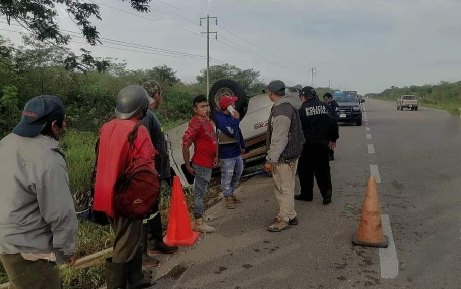 Trágico accidente en el trayecto Cansahcab-Temax: Volcadura de camioneta con albañiles deja varios heridos