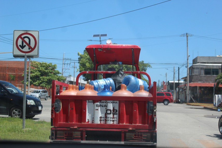 Ciudadanos denuncian que algunos garrafones de agua vienen con mal olor: En Ciudad del Carmen