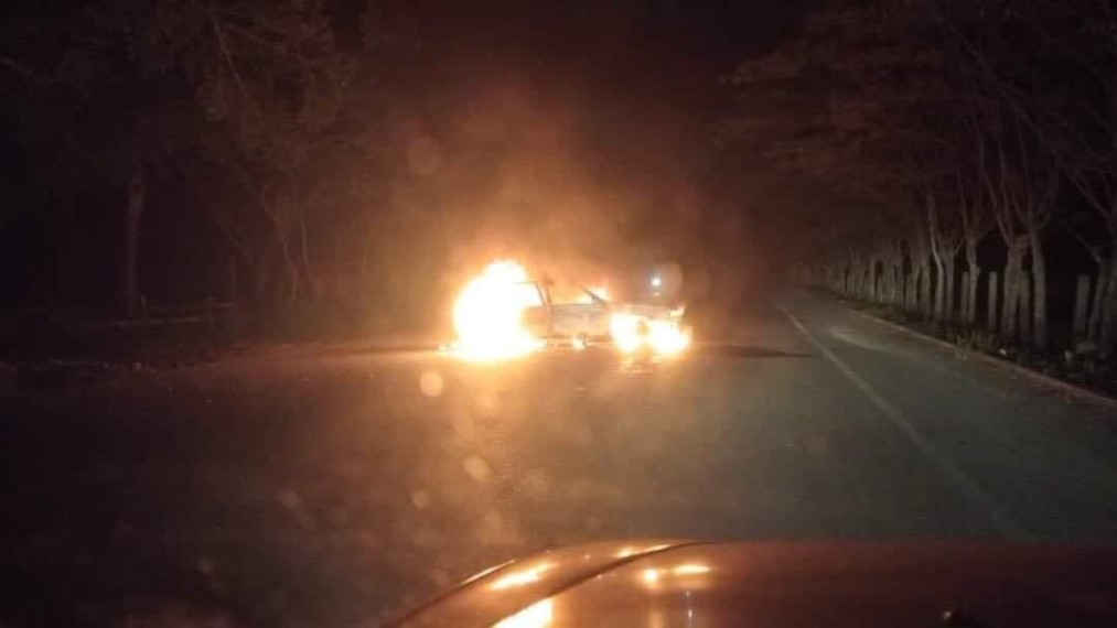 incendio de un vehículo en la vía Teapa-Tacotalpa.