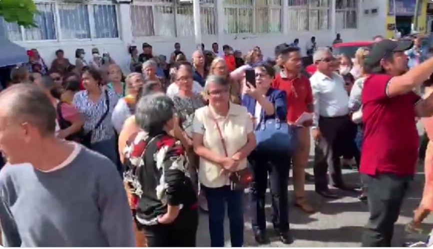 Jubilados y pensionados del ISSET protestan por descuentos de ISR en el aguinaldo