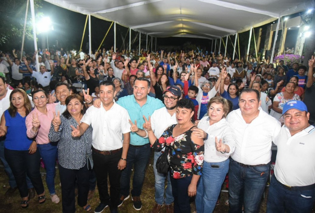 Acompañado del alcalde panista Gaspar Ventura Cisneros Polanco, Renán Barrera entregó el certificado como coordinador del equipo Yucatán en Umán 