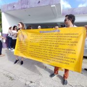 Un grupo de maestros CBTis 95 se manifestaron con el objetivo de hacer un enérgico llamado para la entrega de un documento esencial