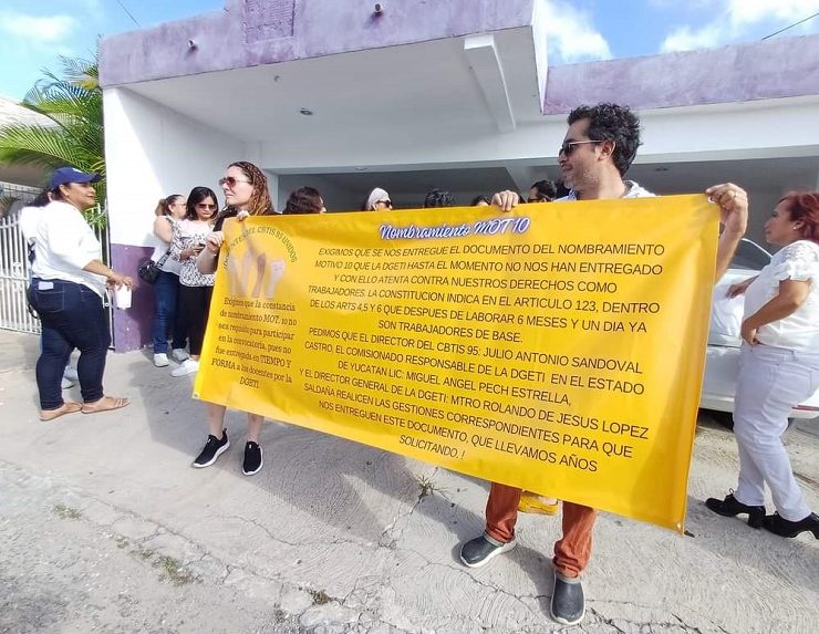 Un grupo de maestros CBTis 95 se manifestaron con el objetivo de hacer un enérgico llamado para la entrega de un documento esencial